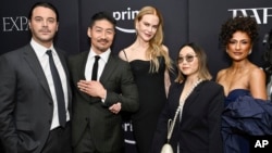 由好莱坞影星妮可·基德曼(中)主演的网上电视剧《外籍人士》(《Expats》)和主要剧组人员在纽约出席首映式 (2024年1月21日)