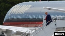 អតីត​ប្រធានាធិបតី​សហរដ្ឋ​អាមេរិក​លោក Donald Trump ធ្វើ​ដំណើរ​មក​ដល់​អាកាសយានដ្ឋាន​អន្តរជាតិ​ក្រុង Miami រដ្ឋ Florida កាល​ពី​ថ្ងៃ​ទី​១២ ខែ​មិថុនា ឆ្នាំ​២០២៣។