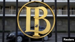 FILE - Logo Bank Indonesia di kantor pusat BI di Jakarta, 18 November 2015. (REUTERS/Garry Lotulung)