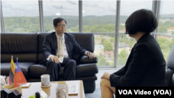 2023年7月13日，驻立陶宛台湾代表处代表黄钧耀在维尔纽斯的办公室接受美国之音记者莉雅的专访。