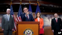 미 공화당 하원 지도부가 워싱턴 D.C. 시내 미 의사당에서 기자회견하고 있다. 왼쪽부터 톰 에머 하원 공화당 원내 총무, 마이크 존슨 하원의장, 엘리즈 스테파닉 공화당 의원총회 의장, 스티브 스컬리스 하원 공화당 대표. (자료사진)