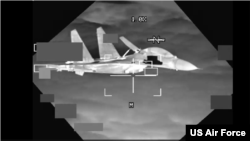 2023年10月24日，美国空军一架B-52的屏幕截图显示了中国的歼-11战斗机与其距离不足三米。