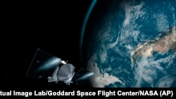 NASA کی طرف سے فراہم کردہ اس ڈرائنگ میں OSIRIS-REx خلائی جہاز اور زمین کو دکھایا گیا ہے۔ جمعہ، 22 ستمبر، 2017 کو، تحقیقات زمین کی کشش ثقل کا استعمال کرتے ہوئے اسے بینو کی طرف جانے والے راستے پر ڈالا۔ (تصوراتی تصویری لیب/گوڈارڈ اسپیس فلائٹ سینٹر/ناسا بذریعہ اے پی)