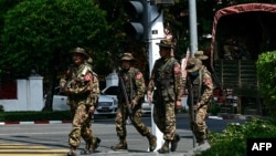 资料照片：缅甸军方安全部队人员在仰光静默罢工期间在街头巡逻。(2024年2月1日）
