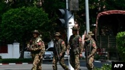 រូបឯកសារ៖ កងទ័ព​មីយ៉ាន់ម៉ា​ដើរ​ល្បាត​នៅ​តាមដង​ផ្លូវ​នា​អំឡុង​ធ្វើបាតុកម្ម​ដោយ​ភាព​ស្ងប់ស្ងាត់​ នៅទីក្រុង​រ៉ង់ហ្គូន​ ប្រទេស​មីយ៉ាន់ម៉ា កាលពីថ្ងៃទី១ ខែកុម្ភៈ ឆ្នាំ២០២៤។ 