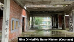 明说他和其他移民就睡在比哈奇的这座废弃建筑里。