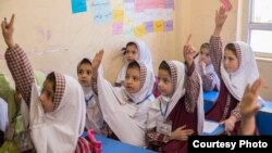 طالبانو له شپږم ټولګې پورته د نجونو ښوونځي تړلي. پروانه ملک (شاته ښۍ) د افغانو نجونو هغه نسل دی چې د خپلو میندو په پرتله په ټولنه کې کم حقوق لري. (ټو ینګ ټو ویډ)