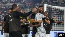 Les joueurs sud-africains après avoir marqué un but lors des huitièmes de finale de la Coupe d'Afrique des Nations 2024 entre le Maroc et l'Afrique du Sud, au Stade Laurent Pokou à San Pedro le 30 janvier 2024.