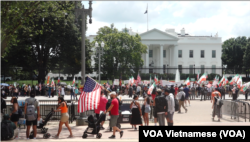 ក្រុម​ម៉ុងតាញ៉ា​អាមេរិកាំង​ធ្វើ​បាតុកម្មមុខ​សេតវិមាន​ក្នុង​រដ្ឋធានី​វ៉ាស៊ីនតោន​ដើម្បី​តវ៉ា​ចំពោះ​ការ​បង្ក្រាប​របស់​អាជ្ញាធរ​វៀតណាម​ទៅ​លើ​ក្រុម​កុលសម្ព័ន្ធ​នេះ កាល​ពី​ថ្ងៃ​ទី​១០ ខែ​កក្កដា ឆ្នាំ​២០២៣។ (វីអូអេ​ភាសា​វៀតណាម)