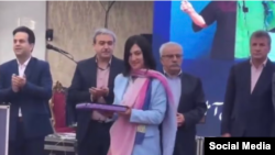 حضور بدون حجاب فاطمه رجایی‌راد در مراسم روز پزشک آمل