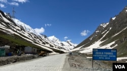 Laborers are busy at Zojila Tunnel, which is expected to connect Kashmir Valley to Ladakh, making it accessible by an all-weather road. (Bilal Hussain/VOA)