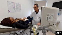 Les patients "choisissent aussi la Tunisie parce que nous avons des spécialistes en fertilité mondialement reconnus", précise le docteur Fethi Zhiwa.