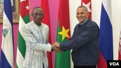 Le Premier ministre burkinabè Apollinaire Kyelem de Tambela (à gauche) à son arrivée au Nicaragua.