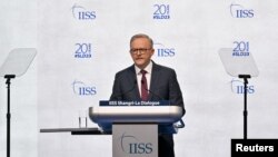 រូប​ឯកសារ៖ នាយករដ្ឋមន្ត្រី​អូស្ត្រាលី​លោក Anthony Albanese ថ្លែង​សុន្ទរកថា​នៅ​កាន់​កិច្ច​ប្រជុំ​សន្តិសុខ​ Shangri-La Dialogue នៅ​ប្រទេស​សិង្ហបុរី កាល​ពី​ថ្ងៃ​ទី​២ ខែ​មិថុនា ឆ្នាំ​២០២៣។