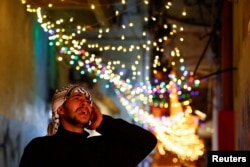 Mesaharati Palestina membangunkan umat Islam untuk sahur sepanjang hari, selama bulan suci Ramadan, di Khan Younis, Jalur Gaza selatan, 25 Maret 2023. (REUTERS/Ibraheem Abu Mustafa)