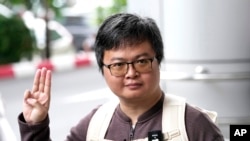 Arnon Nampa mengacungkan salam tiga jari sebagai simbol perlawanan saat tiba di Pengadilan Kriminal di Bangkok, Thailand, Selasa, 26 September 2023. (Foto: Sakchai Lalit/AP Photo)