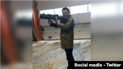 تاکیشی آبیساوا که گفته می‌شود از روسای باندهای تبهکاری یاکوزا در ژاپن است