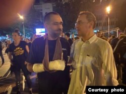 Aktivista kraljevačkog Lokalnog fronta Predrag Voštinić (levo) tokom skupa Srbija protiv nasilja, u Kraljevu, 16. septembra 2023. (Foto: FoNet)