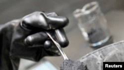 资料照片：2022年5月18日，在德国萨尔茨吉特的大众汽车电池生产试验线上使用的石墨粉。（路透社照片）