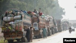 30일 파키스탄 내 불법체류자 추방을 위한 유엔난민기구(UNHCR) 시설 외부에서 아프가니스탄 난민들이 대기하고 있다.