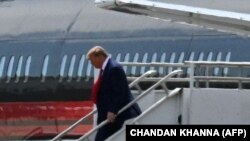 سابق صدر ڈونلڈ ٹرمپ فلوریڈا پہنچ کر جہاز سے باہر آتے ہوئے۔ فوٹو اے ایف پی، 12 جون2023