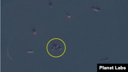 북한 서해 석도 인근 해상을 촬영한 2일 자 위성사진에 선박 여러 척이 선체를 맞댄 것(원 안)이 보인다. 사진=Planet Labs.