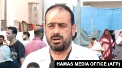 Dokter Mohammad Abu Salmiya, Direktur Rumah Sakit Al-Shifa di Kota Gaza, memberikan konferensi pers pada 1 November 2023. (Foto: AFP)