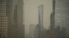 Asap menyelimuti area gedung-gedung pencakar langit di Manhattan, New York, pada 6 Juni 2023, akibat kebakaran hutan yang melanda wilayah Kanada. (Foto: AP/Patrick Sison)