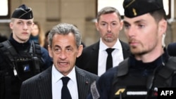 Mantan presiden Prancis Nicolas Sarkozy (C-L) tiba di gedung pengadilan di Paris untuk menghadiri sidang banding dalam kasus Bygmalion, 14 Februari 2024. (Bertrand GUAY / AFP)