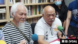 《民间电台》创办人曾健成（右）对于未能成功争取港府开放大气电波感到遗憾。（记者高锋摄）