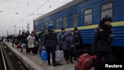 ពលរដ្ឋអ៊ុយក្រែននៅក្រុង Pokrovsk ​ភៀសខ្លួន​ចេញពីក្រុង ខណៈរុស្ស៊ីបានវាយដណ្តើម​កាន់កាប់​ទីក្រុង Avdiivka នៅតំបន់ Donetsk នៃប្រទេសអ៊ុយក្រែន កាលពីថ្ងៃទី២០ ខែកុម្ភៈ ឆ្នាំ២០២៤។ 