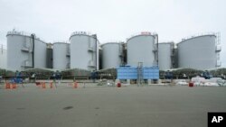 Sejumlah tangki yang memuat air limbah radioaktif berjejer di PLTN Fukushima Daiichi di Kota Futaba, Jepang, pada 14 Juli 2023. (Foto: AP/Hiro Komae)