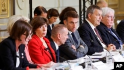 에마뉘엘 마크롱 프랑스 대통령(가운데)이 9일 파리에서 열린 가자지구 지원을 위한 국제회의에 참석했다.