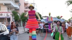 İzmir küçələrində teatr festivalı