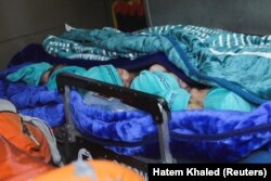 Bayi prematur yang dievakuasi dari RS Al Shifa, terbaring di dalam ambulans sebelum diangkut untuk perawatan di UEA, di perbatasan Rafah dengan Mesir, di Rafah, di selatan Jalur Gaza, 20 November 2023. (Foto: REUTERS/ Hatem Khaled)