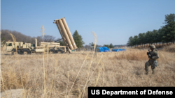 지난 19일 한국에서 실시된 '자유의 방패' 미한연합훈련 중 미 육군 제2보병사단 소속 군인이 고고도미사일방어체계, 사드 시스템 주변을 순찰하고 있다.