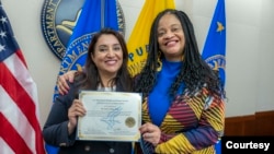  ڈاکٹر فرح عباسی یو ایس ڈپارٹمنٹ آف ہیلتھ اینڈ ہیومن ریسورسز کے سنٹر فار فیتھ بیسڈ اینڈ نیبرہڈ پارٹنر شپ کی ڈائریکٹر ریورینڈ ڈاکٹر کیوانگلش کے ساتھ یوارڈ کوصول کرنےکے بعد ، مارچ 2023 