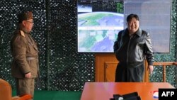 김정은 북한 국무위원장이 ‘화성포-16나’ 형 시험발사를 시찰했다고 조선중앙TV가 2일 보도하고있다.