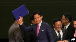 ​ແຟ້ມ - ຜູ້​ນຳ​ຂອງ​ພັກ​ກ້າວ​ໄກ ທ່ານ​ພິ​ທາ ລິ້ມ​ຈະ​ເຣີນ​ຣັດ (ຊ້າຍ) ຍົກ​ມື​ຂຶ້ນ ຫຼັງ​ຈາກ​ເຊັນ​ບົດ​ບັນ​ທຶກ​ຄວາມ​ເຂົ້າ​ໃຈ ທີ່​ຈະ​ຕັ້ງ​ລັດ​ຖະ​ບານ​ປະ​ສົມ ລະ​ຫວ່າງ​ພັກ​ກ້າວ​ໄກ ແລະ​ພັກ​ການ​ເມືອງ​ອື່ນໆ ໃນ​ລະ​ຫວ່າງກອງ​ປະ​ຊຸມ​ຖະ​ແຫຼງ​ຂ່າວ​ ທີ່​ບາງກອກ ເມື່ອ​ວັນ​ທີ 22 ພຶດ​ສະ​ພາ 2023.