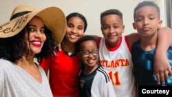 Artiist Hawwii Hayiluu fi ijoollee ishii (Suuraa maatii Hawwii irraa argame)