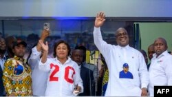 Rais wa DR Congo Felix Tshisekedi (wapili kulia) akiwa na mkwe wake Denise Nyakero wakati walipokuwa wakiwasalimia wafuasi baada ya matokeo kutangazwa 