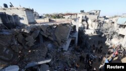 팔레스타인인들이 지난 3일 가자지구 남부 라파의 이스라엘군 폭격 현장을 살펴보고 있다. (자료사진)