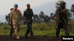 Naibu Kamanda wa zamani wa Kikosi cha UN, Adrian Foster (katikati) alipolitembelea Goma Julai 29, 2012. Picha na REUTERS/James.