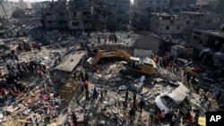 Selon RSF, 34 journalistes ont été tués depuis le début du conflit, dont au moins douze ont trouvé la mort dans l'exercice de leur activité (dix à Gaza, un en Israël et un au Liban).