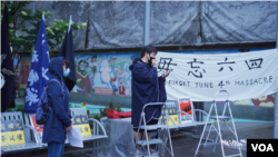 来自香港的KO和来自中国的大陆的Ashley(化名)在波士顿六四34周年纪念活动上。（VOA记者王平拍摄）