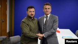 Presiden Ukraina Volodymyr Zelenskyy dan Presiden Prancis Emmanuel Macron saat pertemuan di sela-sela KTT Komunitas Politik Eropa di Granada, Spanyol 5 Oktober 2023. (Foto: via Reuters)