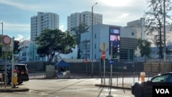 位于香港市区的荔枝角收押所是囚犯判到监狱服刑前的中转站。由于政府近年对异见者未审先囚，因此多名男性政治犯已在此被扣押超过3年 (美国之音)