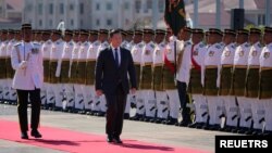 រូបឯកសារ៖ នាយករដ្ឋមន្ត្រីកម្ពុជាលោក ហ៊ុន ម៉ាណែត ក្នុងអំឡុងពិធីទទួលស្វាគមន៍ការធ្វើទស្សនកិច្ចរបស់លោក នៅ​ទីក្រុង Putrajaya ប្រទេសម៉ាឡេស៊ី កាលថ្ងៃទី២៧ ខែកុម្ភៈ ឆ្នាំ២០២៤។ (Vincent Thian/Pool via REUTERS)