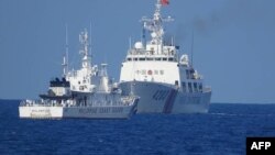 Dalam foto yang dirilis 5 Juli lalu oleh Penjaga Pantai Filipina (PCG) pada 30 Juni 2023 sebuah kapal Penjaga Pantai China (kanan) diduga memblokir kapal patroli Penjaga Pantai Filipina Malabrigo di wilayah Laut China Selatan yang disengketakan (ilustrasi).