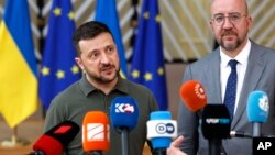 ប្រធានាធិបតី​អ៊ុយក្រែន​លោក​ Volodymyr Zelenskyy និង​ប្រធាន​ក្រុមប្រឹក្សា​សន្តិសុខ​អឺរ៉ុប​លោក Charles Michel ថ្លែងទៅកាន់ក្រុម​អ្នក​សារព័ត៌មាន នៅទីក្រុងព្រុចសែល ប្រទេសបែលហ្ស៊ិក នាថ្ងៃទី២៧ ខែមិថុនា ឆ្នាំ២០២៤។ 